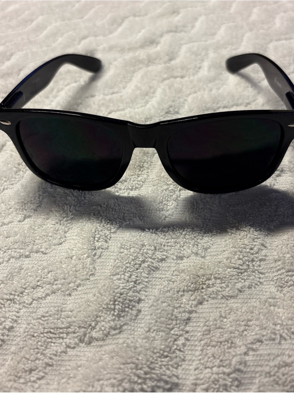 Classic Black Men's Sunglasses - Timeless Wayfarer Style